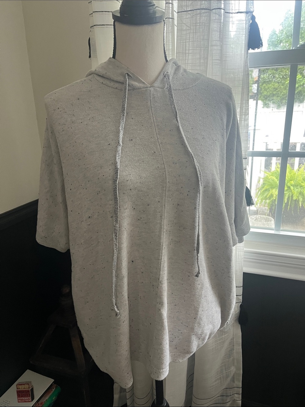 CABI Speckled Light Gray Hooded Short Sleeve Pullover